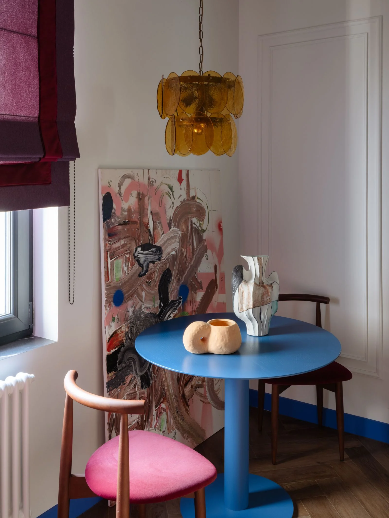 tavolino sedia quadro lampadario