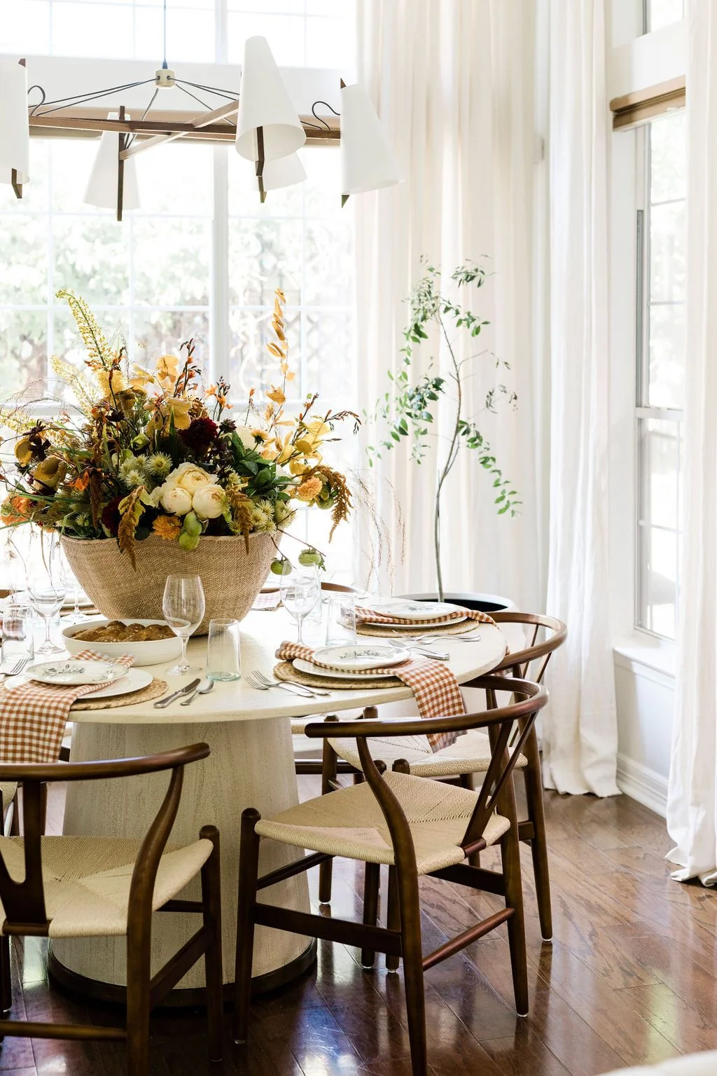 Elevate Your Home's Fall Decor in [Location]: Create a Cozy Yet Sophisticated Ambiance