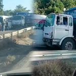 Una guagua de transporte público y un camión de agua