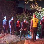 Dos hombres en un precipicio cercano a la carretera La Vega-Jarabacoa