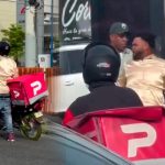 Un DIGESETT y un motorista de delivery